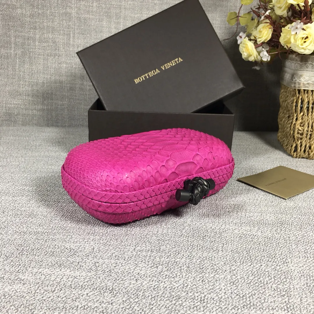 🔥🔥Model No. 8651🔥🔥This elegant clutch bag is one of the most popular handbags in woven bags. It is an interpretation of a classic design that was reintroduced in 2001. Since its launch, the Knot clutch has exhibited exquisite craftsmanship and integrated different styles from low-key to flamboyant. Each new Knot product demonstrates the irresistible and timeless charm of this classic handbag. This luxurious handbag features the signature braided rope buckle and is crafted from rare yellow-ringed forest snake and water snake skins. More charming and luxurious texture. Size: Small 16.5cm